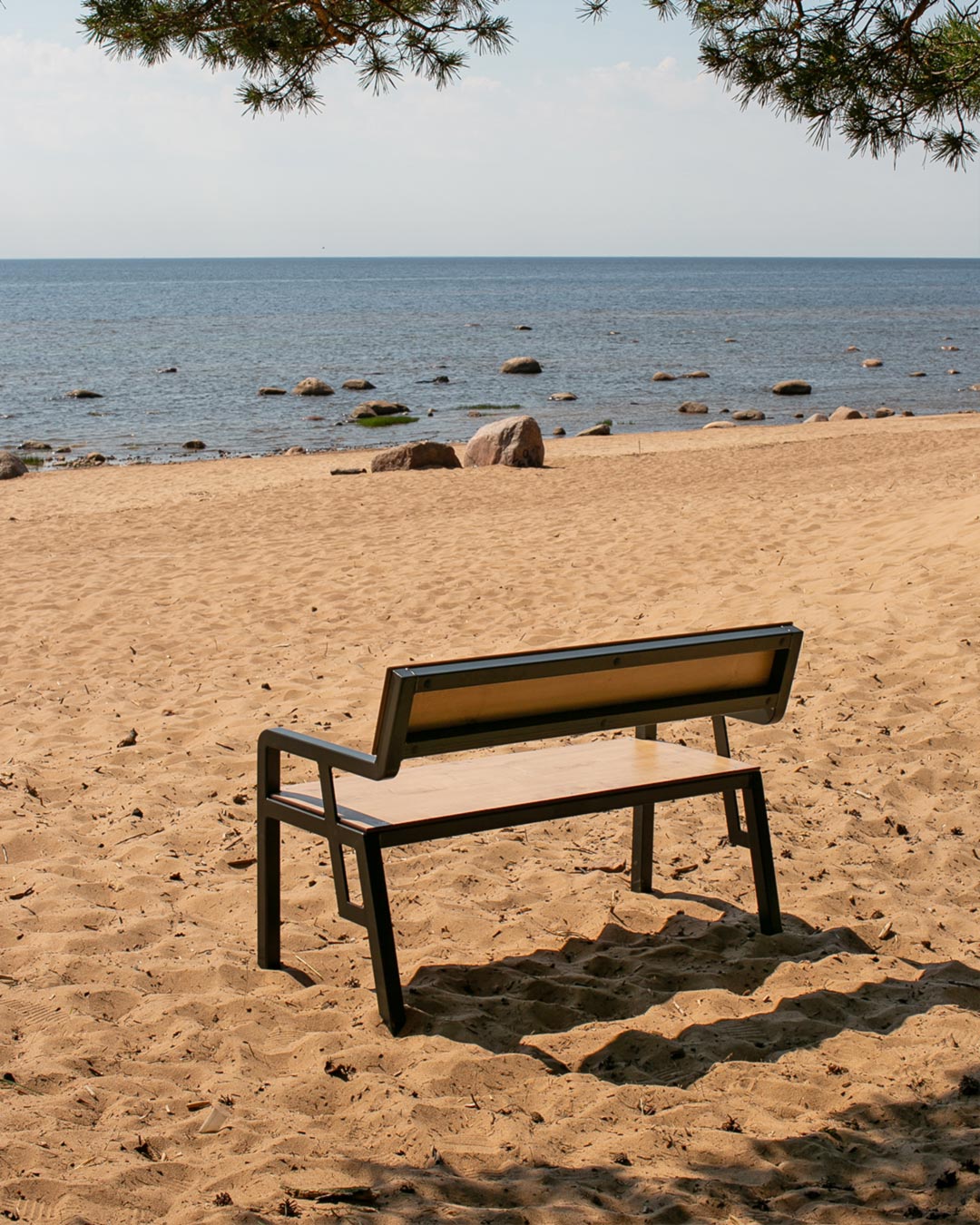 Уличная скамейка со спинкой и подлокотниками «Нева» Уличная скамейка со спинкой и подлокотниками «Нева»